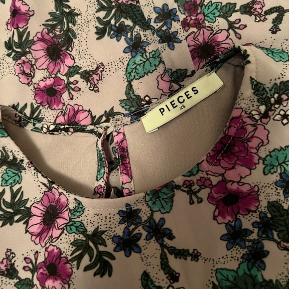 Floral blouse - Picture 3 of 3